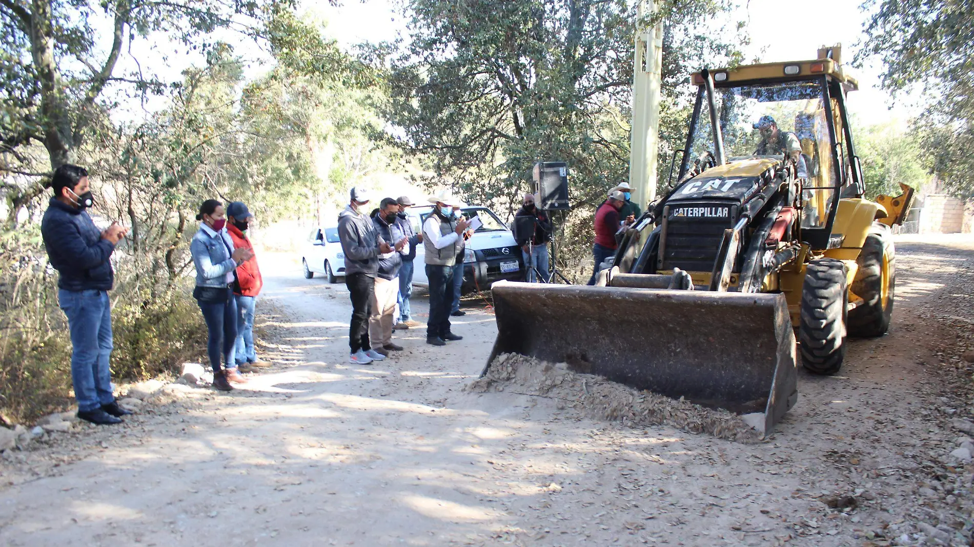 Alcalde dio arranque a obra de empedrado en San Bartolom_ del Pino.  Cortes_a Gobierno Escobedo.